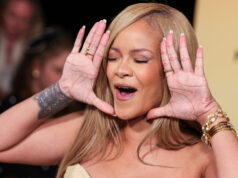 (Видео) Вратата ја удри Ријана, нејзината реакција стана хит