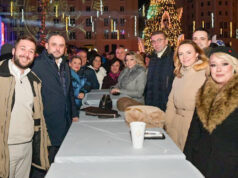На плоштадот во Скопје: Мицкоски за новогодишната ноќ во друштво на Ѓорѓиевски