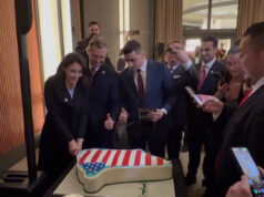 (Видео) Републиканци сечеа торта во облик на Гренланд со американско знаме