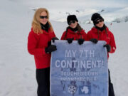 (Фото) Антарктикот стана игралиште за супербогатите, зошто сè повеќе славни личности го посетуваат?