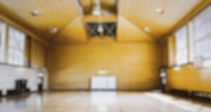 Татко пријавил дека наставник го нападнал неговиот син во училишна сала