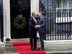 (Видео) Стармер со пилотски очила го имитира Макрон