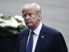 (Фото) Модринките на Трамп главна тема и во Давос: „Удри по работ на масата“