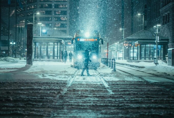 sneg-ulica-pexels-josh-hild-1270765-2422497