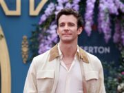 (Видео) Ѕвездата од Бриџертон ја открива непријатната вистина зад 18+ сцената на скалите