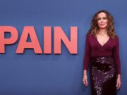 (Фото) Познатата „Бејби“ од „Валканиот танц“ во секси бикини: Годините не и можат ништо