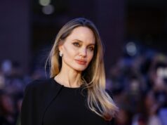 (Видео) Анџелина Џоли го освои црвениот тепих во проѕирен светкав фустан