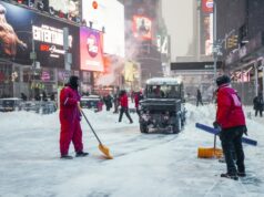 (Видео) Зимската бура во САД не се смирува: стотици илјади луѓе без струја, откажани летови