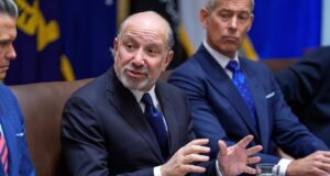 По новите документи, министерот призна: Бев на островот на Епстин со сопругата и децата, не посведочив незаконско однесување