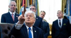 Трамп ги зголемува новите царини од 10 на 15%