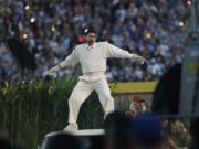 Бед Бани го откри вистинското значење на бројот 64 на неговиот дрес на Супербоул