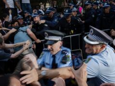 (Видео) Насилни протести во Сиднеј: Демонстрантите се судрија со полицијата