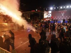 (Фото) Немири во Албанија: Демонстрантите фрлаа молотови коктели врз полицијата