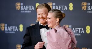 (Фото/Видео) На славната актерка и пукна здолништето пред сите: милиметри ја делеа од катастрофа