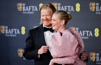 (Фото/Видео) На славната актерка и пукна здолништето пред сите: милиметри ја делеа од катастрофа