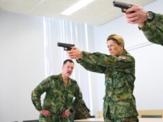 (Фото) Кралицата на Холандија започна воена обука на 54-годишна возраст