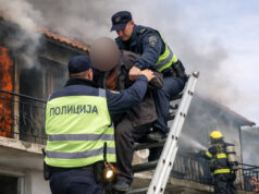 Полицајци спасија жител на Македонска Каменица кој останал заглавен на тераса во пожар во неговата куќа