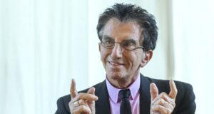 Франција ги истражува поранешниот министер за култура и неговата ќерка за измама поврзана со Епштајн