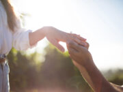 (Видео) Веренички прстен од 20.000 евра предизвика лавина од коментари: „Тоа е отварач за конзерви“