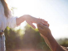 (Видео) Веренички прстен од 20.000 евра предизвика лавина од коментари: „Тоа е отварач за конзерви“