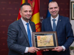 Градоначалникот на Ќустендил инж. Огњан Атанасов доби благодарствена плакет од општина Крива Паланка за поддршката при гаснењето на пожарите