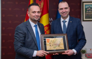 Градоначалникот на Ќустендил инж. Огњан Атанасов доби благодарствена плакет од општина Крива Паланка за поддршката при гаснењето на пожарите