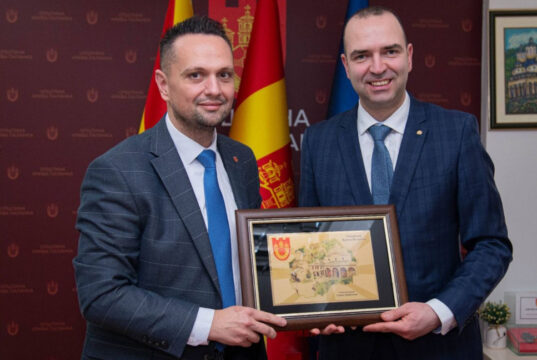 Градоначалникот на Ќустендил инж. Огњан Атанасов доби благодарствена плакет од општина Крива Паланка за поддршката при гаснењето на пожарите