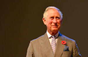 Кралот Чарлс ја поддржува истрагата за врските на неговиот брат Ендру со Џефри Епстин