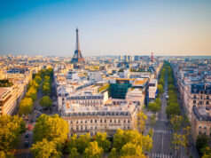 Маж нападна полицаец со нож во Париз