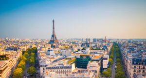 Маж нападна полицаец со нож во Париз