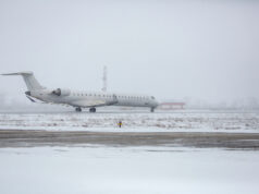 Снегот го парализираше најголемиот аеродром во Германија, летовите откажани