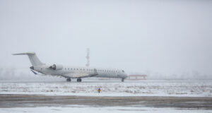 Снегот го парализираше најголемиот аеродром во Германија, летовите откажани