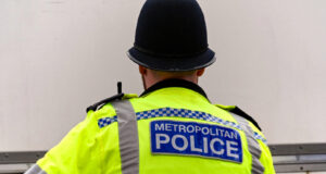 Тринаесетгодишно момче нападна двајца врсници во Лондон со нож: уапсен е во џамија