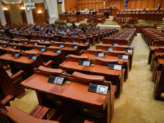 (Видео) Тупаници во турскиот парламент: хаос околу положувањето заклетва на новиот министер за правда
