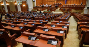 (Видео) Тупаници во турскиот парламент: хаос околу положувањето заклетва на новиот министер за правда