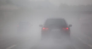 Снег на Попова Шапка, магла на одредени патни правци, сообраќајот на државните патишта се одвива во зимски услови