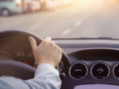 Сообраќајот на државните патишта се одвива во зимски услови, по наместа влажни коловози