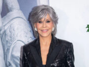 (Видео) Секој би сакал да остари како Џејн Фонда: „Избриша“ 30 години и воодушеви на црвениот тепих