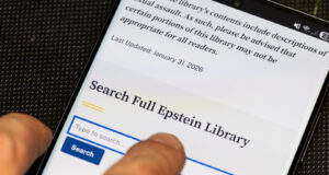 Шест нови имиња откриени од архивата за Епстин, расте притисокот за целосна транспарентност