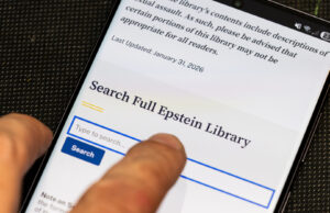 Шест нови имиња откриени од архивата за Епстин, расте притисокот за целосна транспарентност