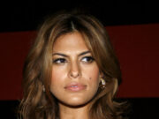 (Фото) Една од најубавите жени во светот го поддржа својот сопруг во секси облека