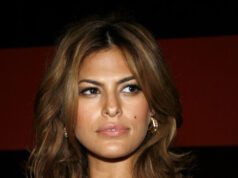 (Фото) Една од најубавите жени во светот го поддржа својот сопруг во секси облека