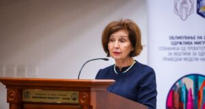 Сиљановска-Давкова: „Извозот на мозоци“ остава длабоки лузни, најдобрите си заминуваат поради недостиг на правдата при вработувањето и напредувањето