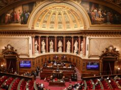 Советник во францускиот Сенат тајно фотографирал жени под здолништата