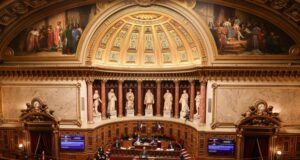 Советник во францускиот Сенат тајно фотографирал жени под здолништата