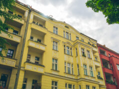 Деветгодишно девојче скокнало од балкон во Германија: мајката и се заканувала со нож