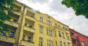 Деветгодишно девојче скокнало од балкон во Германија: мајката и се заканувала со нож