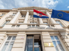 (Видео) Хрватска советничка снимена додека вели: „Овој не е*ел“, тврди дека коментарот не се однесувал на колегата