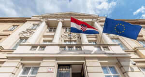 (Видео) Хрватска советничка снимена додека вели: „Овој не е*ел“, тврди дека коментарот не се однесувал на колегата