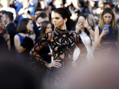 (Фото) Кендал Џенер повторно позираше речиси гола